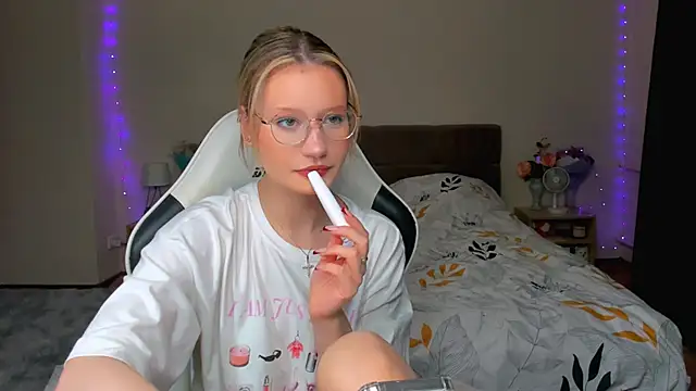 DearLia online show from September 23, 8:18 pm