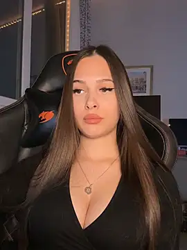 EricaWalls online show from April 21, 5:42 pm