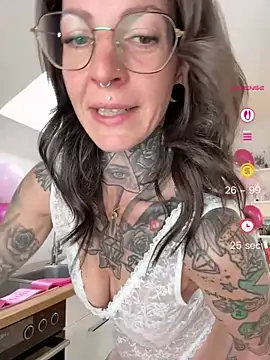 BrownieyQueen online show from April 26, 6:44 am