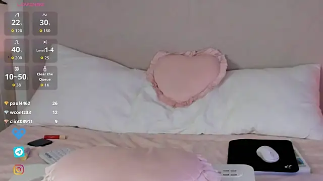 Lisa Moones online show from October 12, 2:30 pm