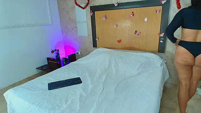 mialopez52 online show from April 22, 6:38 pm