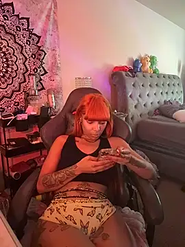 Snapshot of butterflybootyy chatting on October 16, 2:20 pm butterflybootyy online show from October 16, 2:20 pm