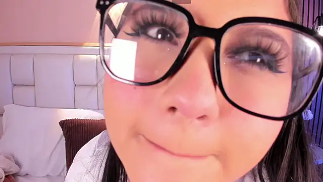 AvyMilton online show from April 23, 12:29 pm