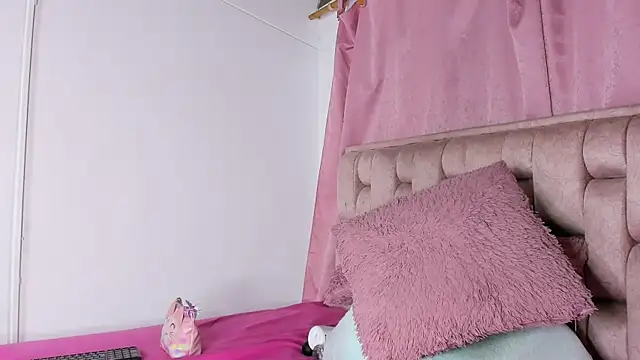 Roxy-Smith online show from April 20, 10:46 pm