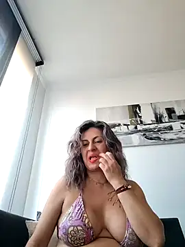 Latiinvenushot online show from February 6, 1:25 pm