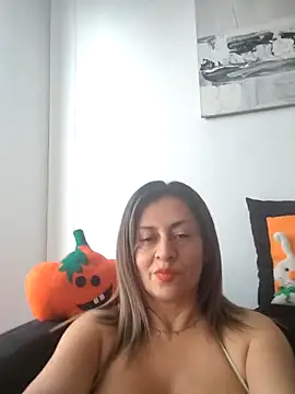 Snapshot of Latiinvenushot chatting on October 7, 3:27 pm Latiinvenushot online show from October 7, 3:27 pm