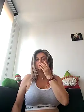 Latiinvenushot online show from December 15, 4:23 pm