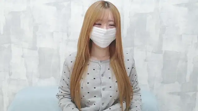 LOVE MOMO LOVE online show from March 1, 12:05 pm