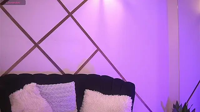 EmilyJuarez online show from March 31, 10:15 am