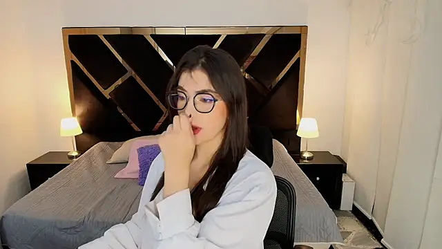 Snapshot of Amelie_saenz chatting on September 13, 7:33 pm Amelie saenz online show from September 13, 7:33 pm