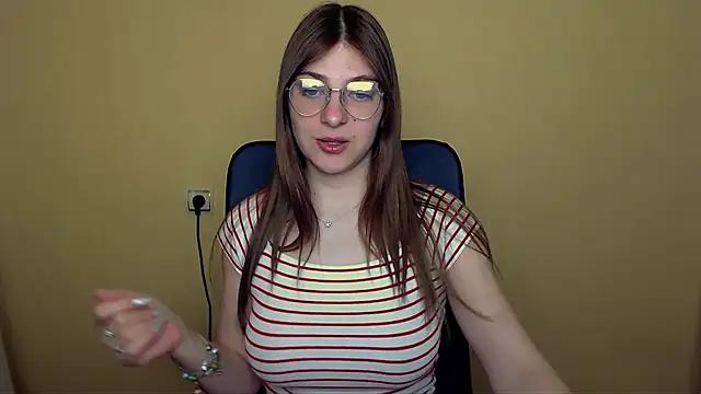 Luna Lush  online show from April 22, 8:00 am