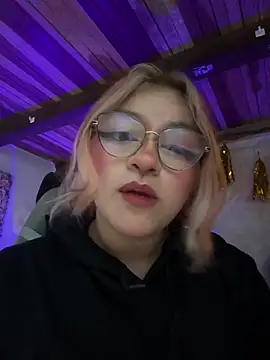 SophiaWeestt99 online show from April 22, 4:53 am