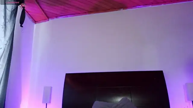 luccycollins  online show from April 21, 2:57 pm