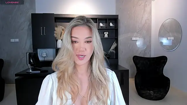 RebeccaHudson online show from June 7, 5:42 pm