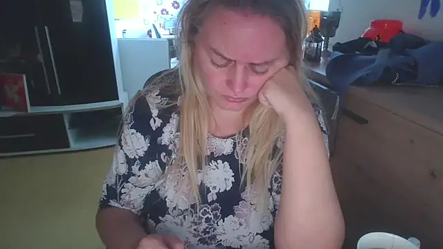 Snapshot of Meliss_Official9 chatting on September 27, 7:04 am Meliss Official9 online show from September 27, 7:04 am