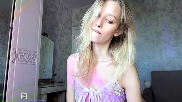 Snapshot of Evvie_Summn1 chatting on October 4, 8:31 am Evvie Summn1 online show from October 4, 8:31 am