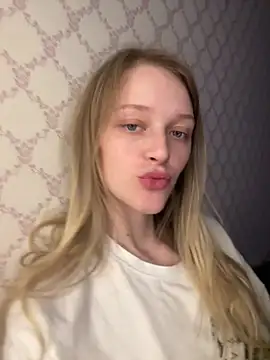 Evvie Summn1 online show from April 24, 3:37 pm