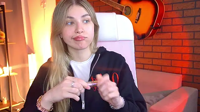 EllieCutes online show from April 25, 9:12 am