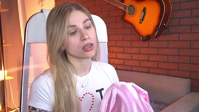 EllieCutes online show from April 27, 1:52 pm