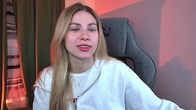 EllieCutes online show from April 28, 5:44 am