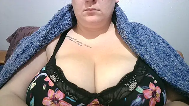 Snapshot of busty-bella1 chatting on September 23, 11:52 am busty-bella1 online show from September 23, 11:52 am