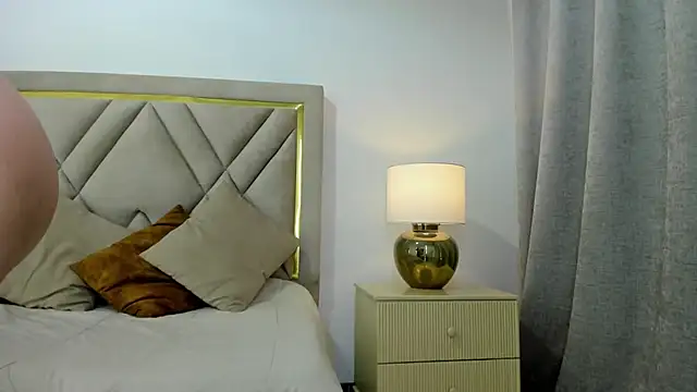 emily queen2 online show from April 19, 7:05 pm