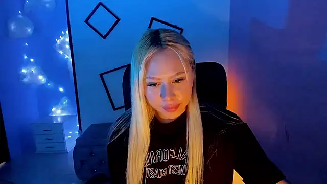 Snapshot of ConstansBlonde chatting on September 22, 8:29 pm ConstansBlonde online show from September 22, 8:29 pm