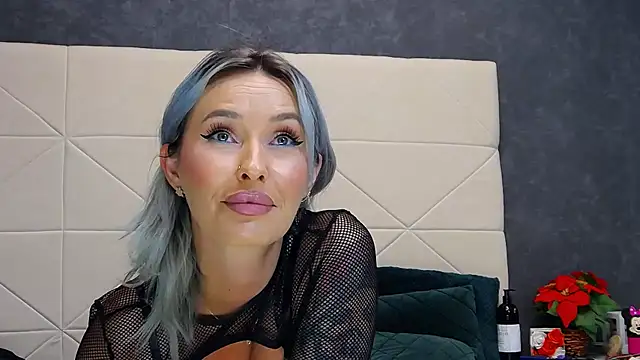 IssaSmith online show from July 22, 11:22 am