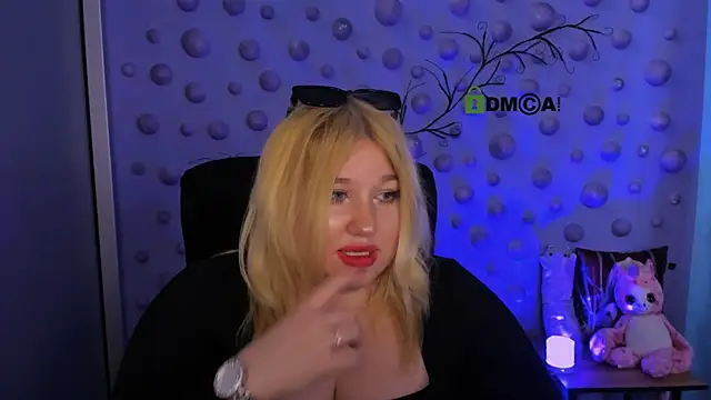 juli kisss online show from May 14, 3:18 pm