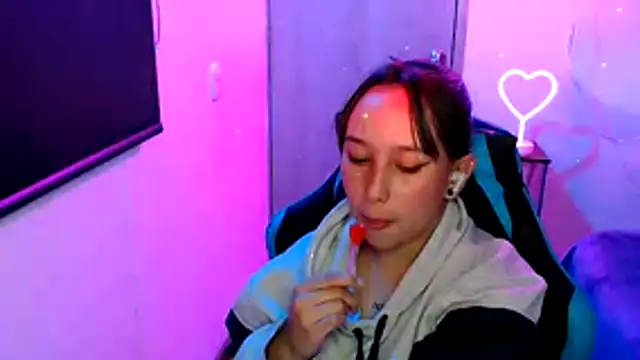 Skarlet Adams28 online show from April 28, 3:00 am