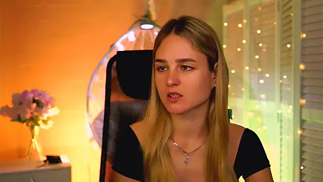 DeboraLarson online show from April 25, 3:09 am