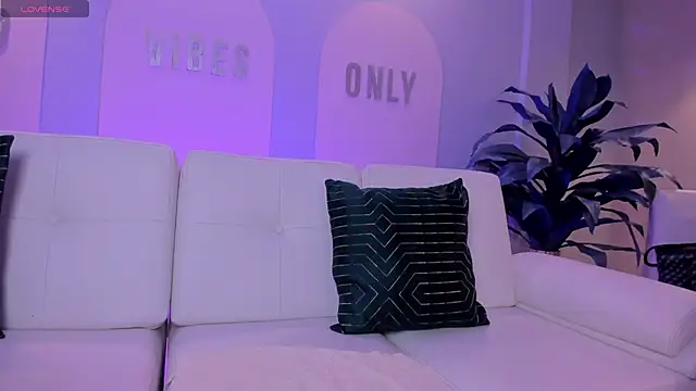 StacyWoods online show from April 7, 11:45 am