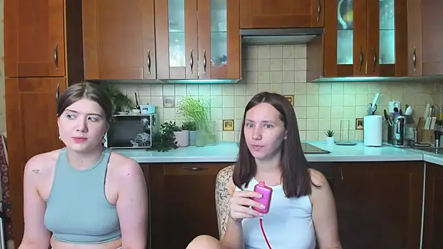 HotCaramellsTV online show from April 19, 8:47 am