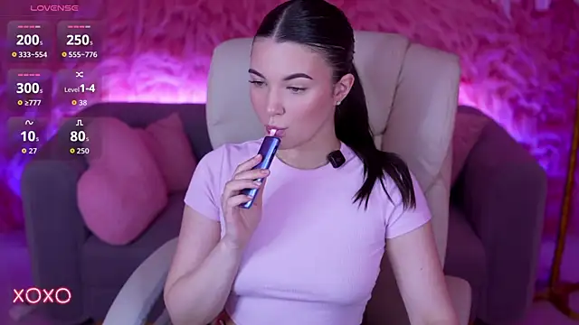 YourLolaBunny online show from April 28, 1:04 pm