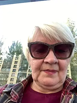 Snapshot of Laura_Millf chatting on October 7, 11:25 am Laura Millf online show from October 7, 11:25 am