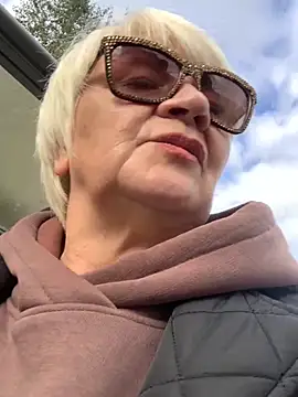 Snapshot of Laura_Millf chatting on October 3, 11:04 am Laura Millf online show from October 3, 11:04 am