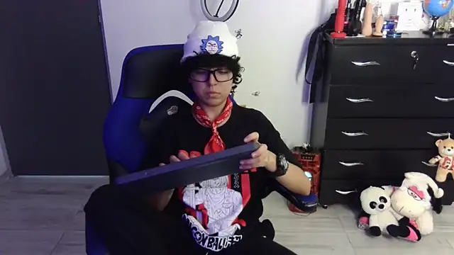 thomascooper7 online show from April 24, 9:39 pm