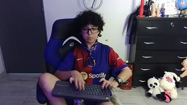 thomascooper7 online show from April 22, 9:23 pm