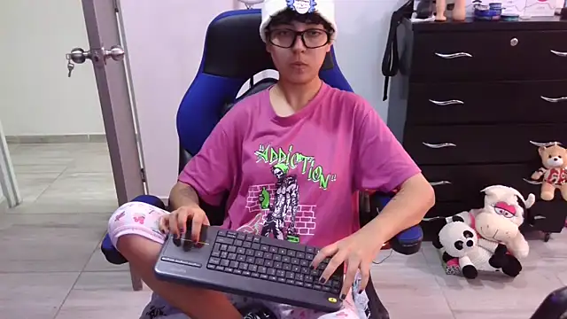 thomascooper7 online show from December 15, 8:14 pm