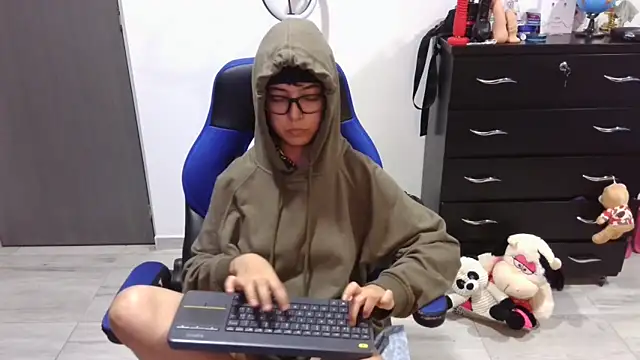 thomascooper7 online show from April 25, 11:24 pm