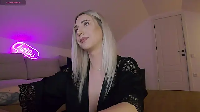 KhloeK online show from April 20, 7:44 am