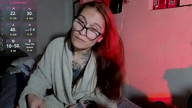 kittenlizz online show from April 4, 7:45 pm