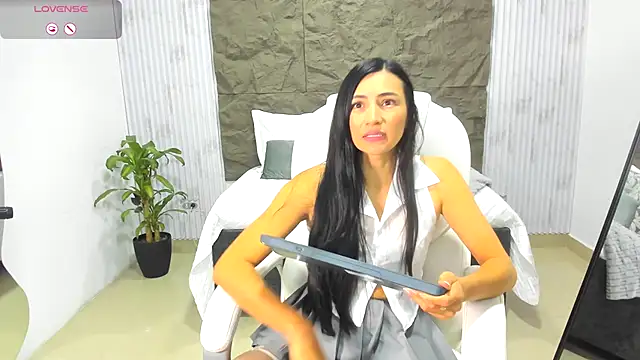 coniie jhons online show from December 3, 11:34 am