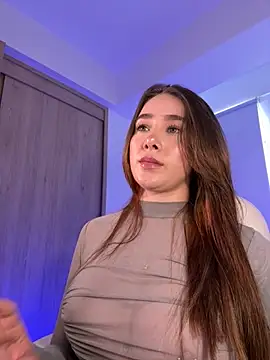 Lanataylor- online show from November 26, 9:05 pm