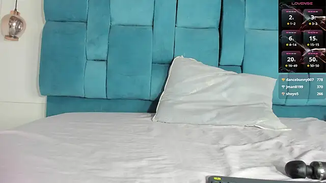 mia  fernandez online show from April 26, 7:44 pm