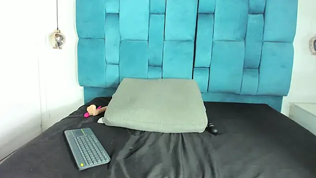 mia  fernandez online show from October 22, 7:30 pm