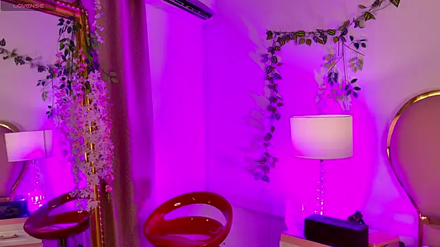 NahiaraReina online show from April 25, 2:03 pm