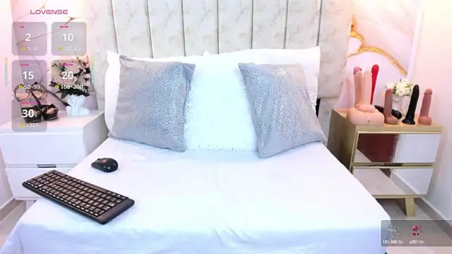 Snapshot of LauraSmith-01 chatting on September 17, 11:36 pm LauraSmith-01 online show from September 17, 11:36 pm