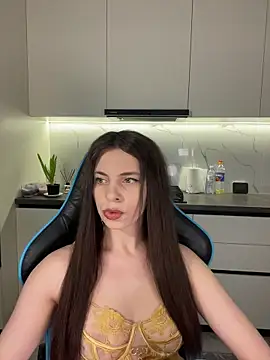 CurlyLara online show from April 6, 3:35 pm