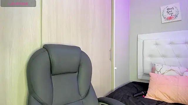 nicole  parker1 online show from April 29, 1:03 pm